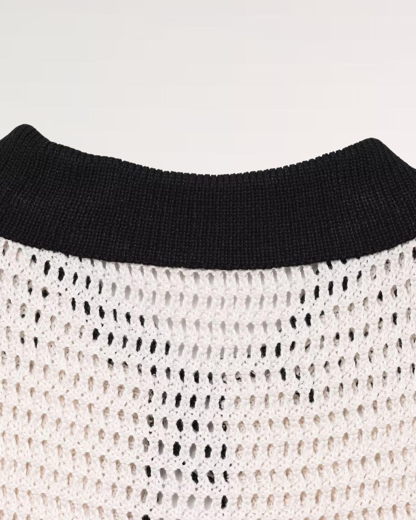 Elegant polo collar with intricate crochet detailing