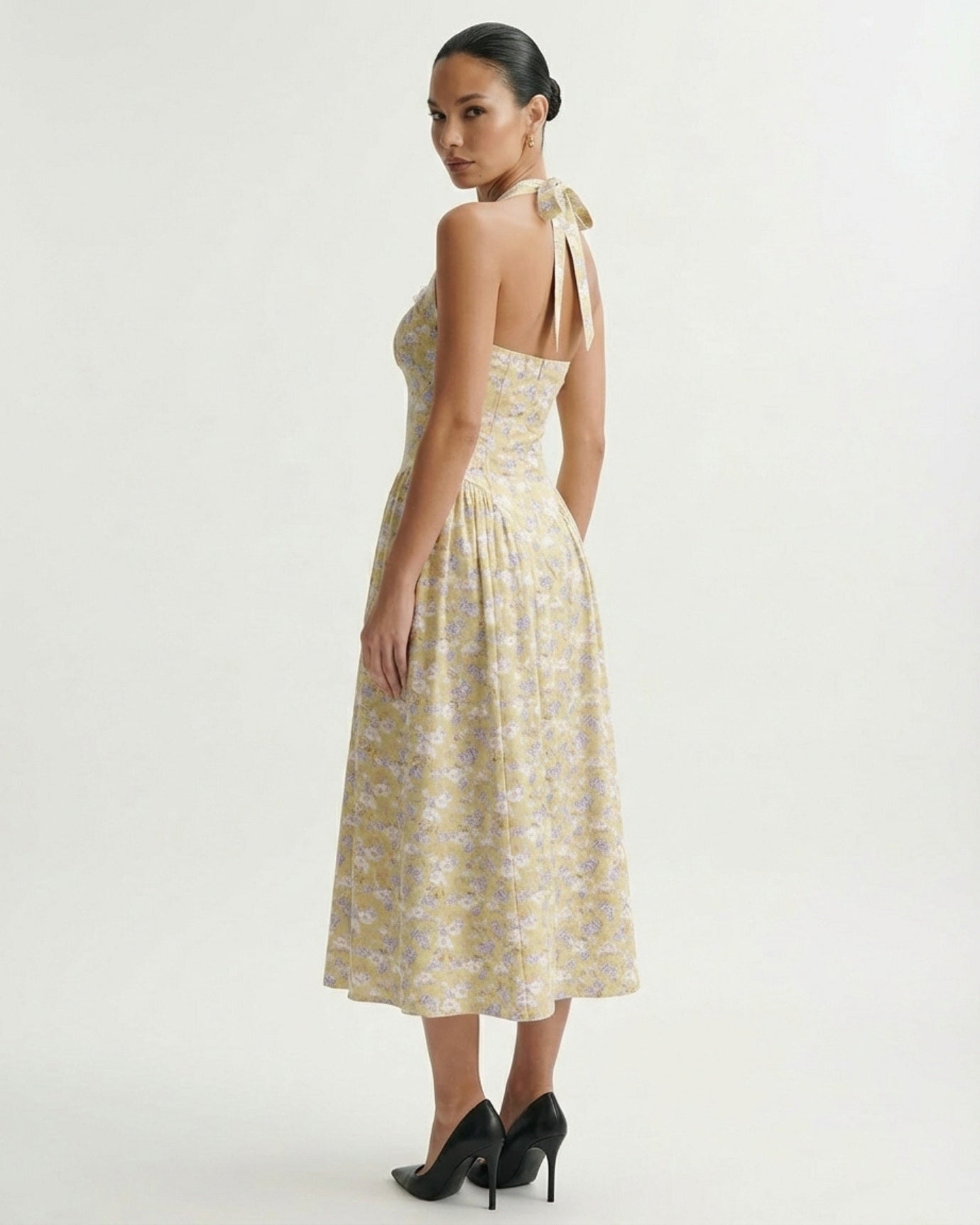 Vestido Santorini con cuello halter y flores moradas y blancas