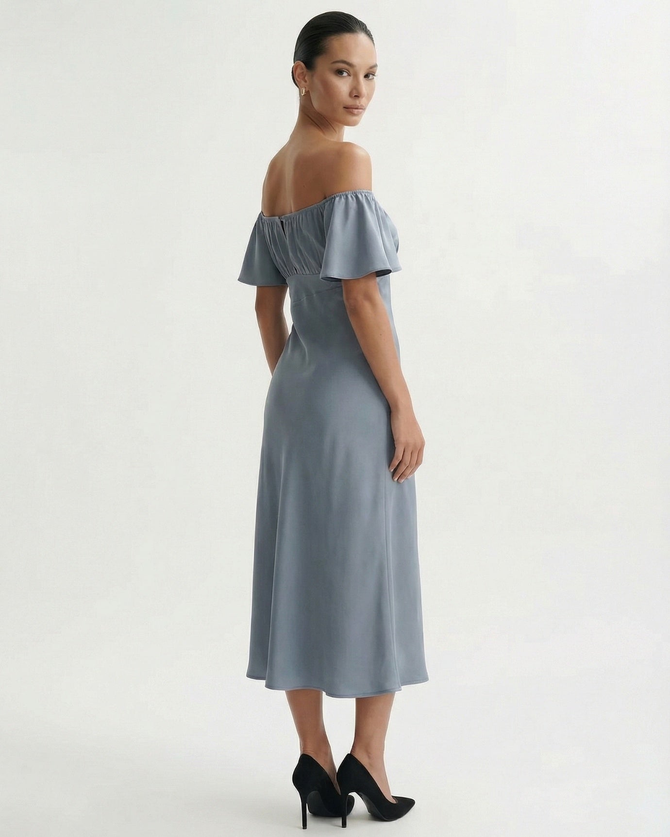 Vestido con escote en V en París