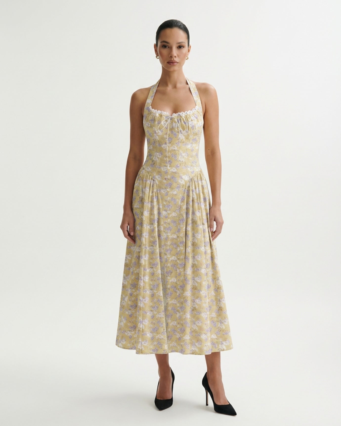 Vestido Santorini con cuello halter y flores moradas y blancas