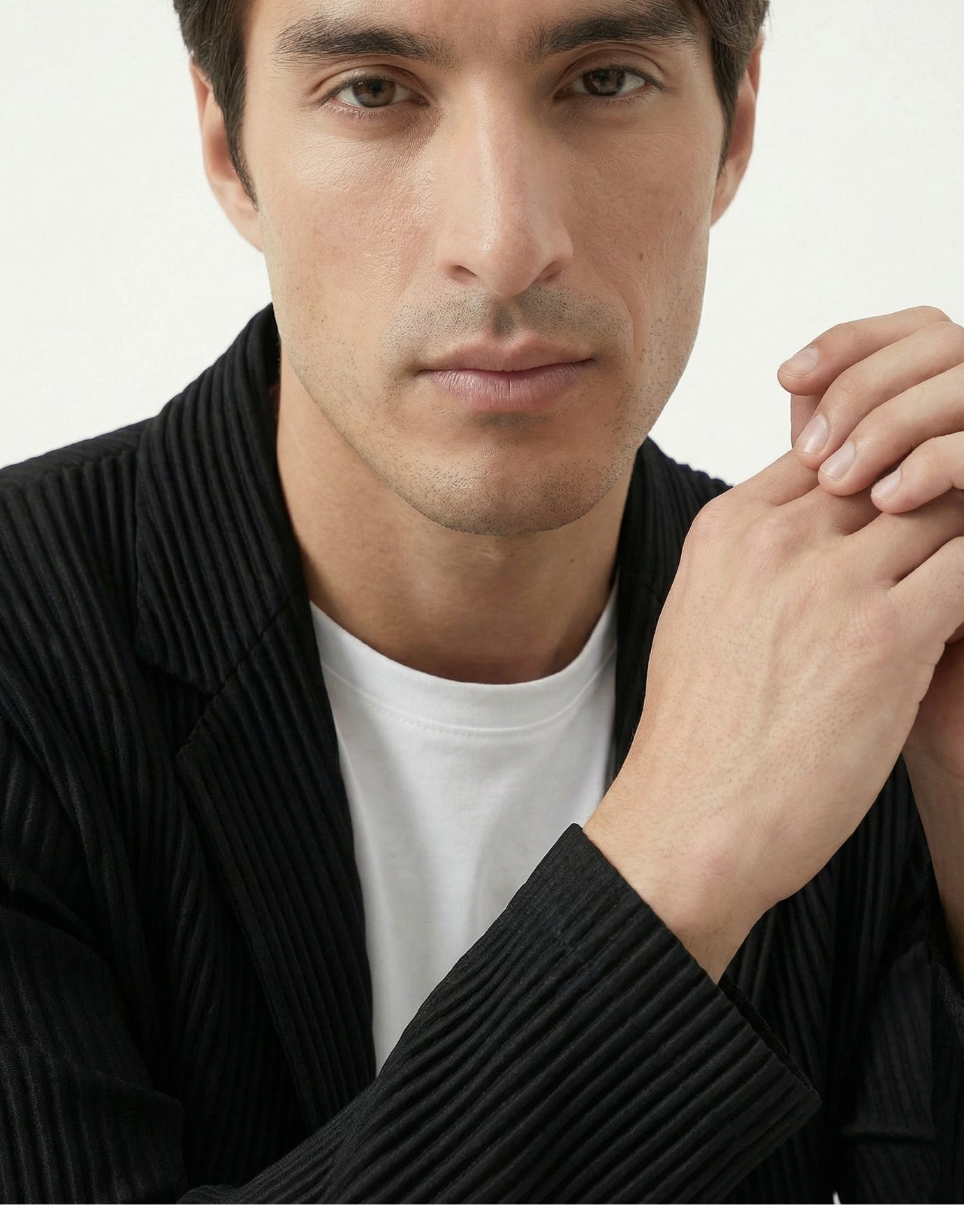 Sakura Kollektion: Set aus plissiertem Cardigan und Hose