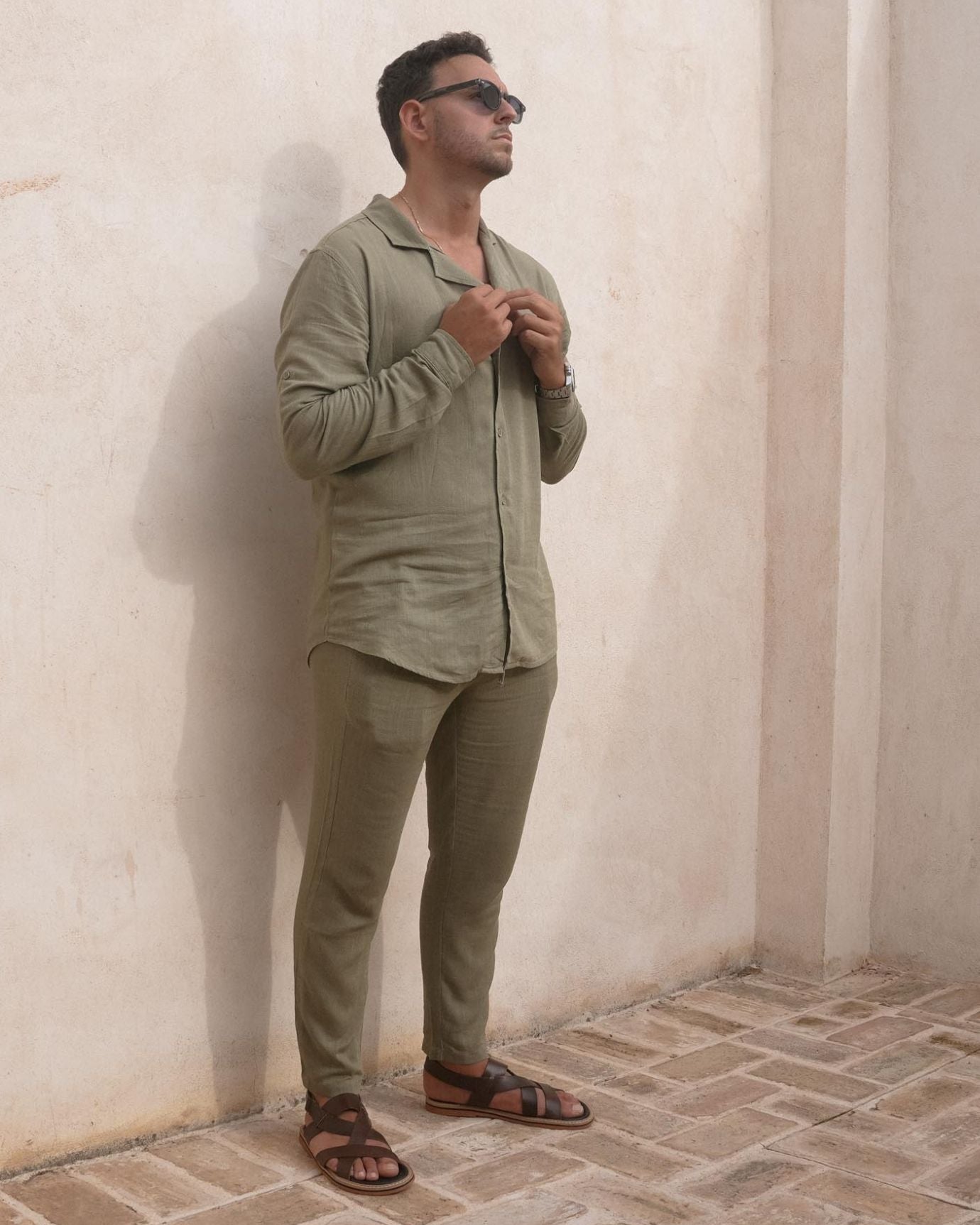 Classic Old Money style shirt with modern slim cut in green tone
