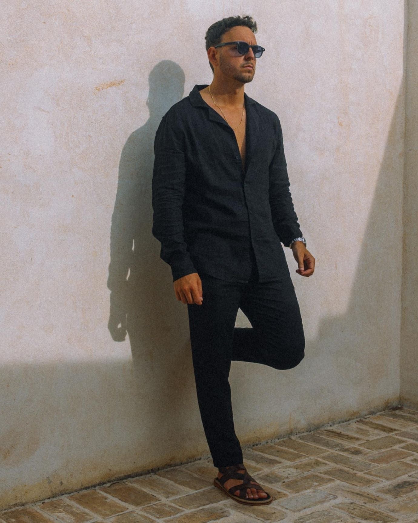 Strict and polished black trousers blending comfort, style, and luxury