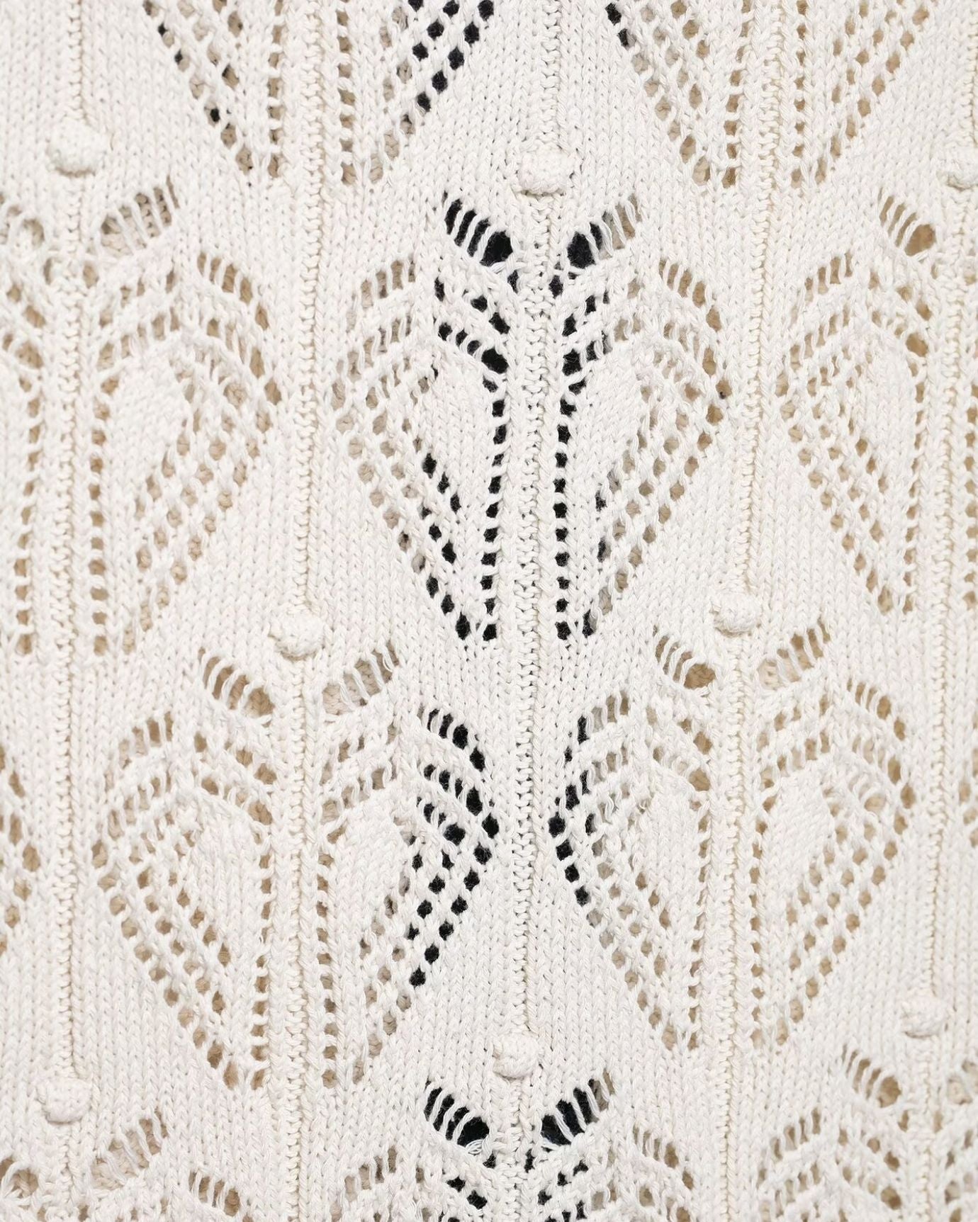 Classic cut vest with intricate jacquard weaving and strategically placed breathable mesh panels