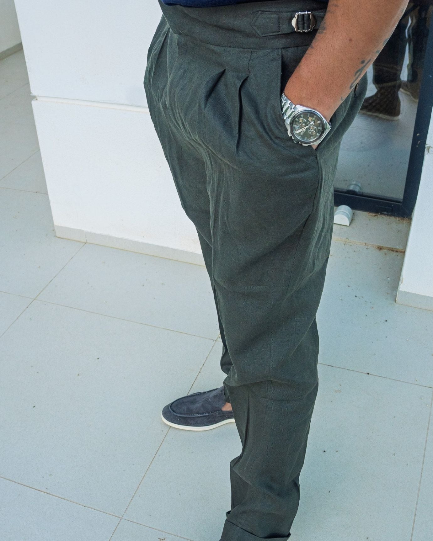 Stylish green Rome Italian linen trousers with a tailored fit and elegant design