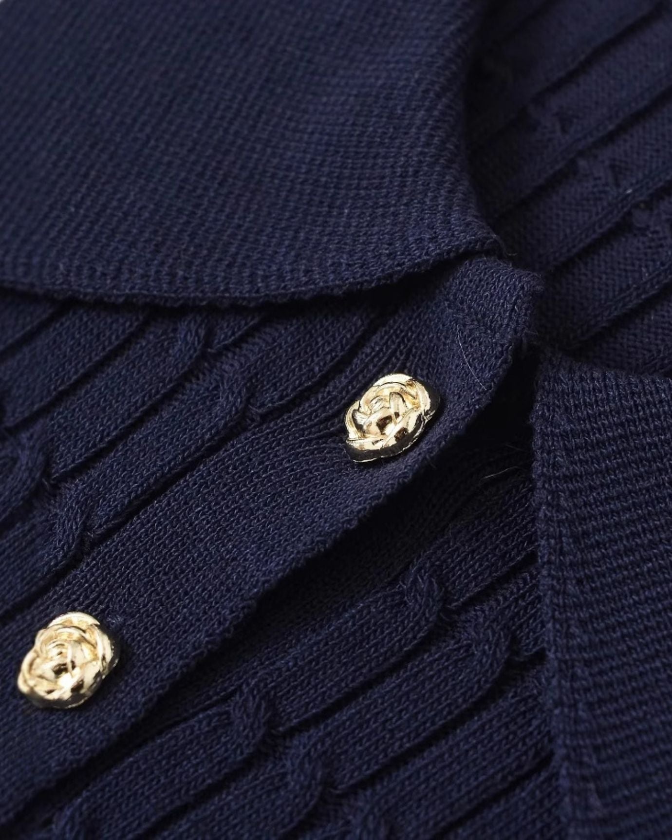 Lightweight breathable polo shirt with ribbed collar and smart tailoring