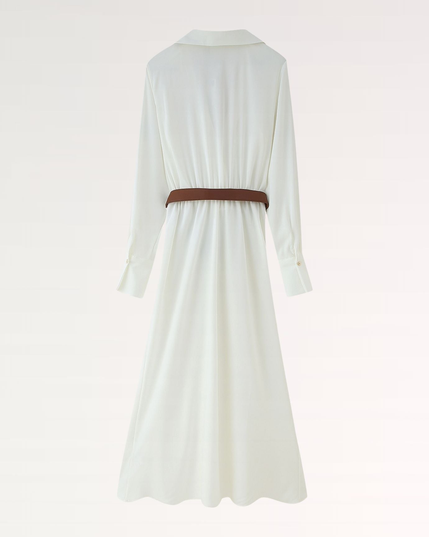 Romantic short sleeves with lace trim finishing the classic look