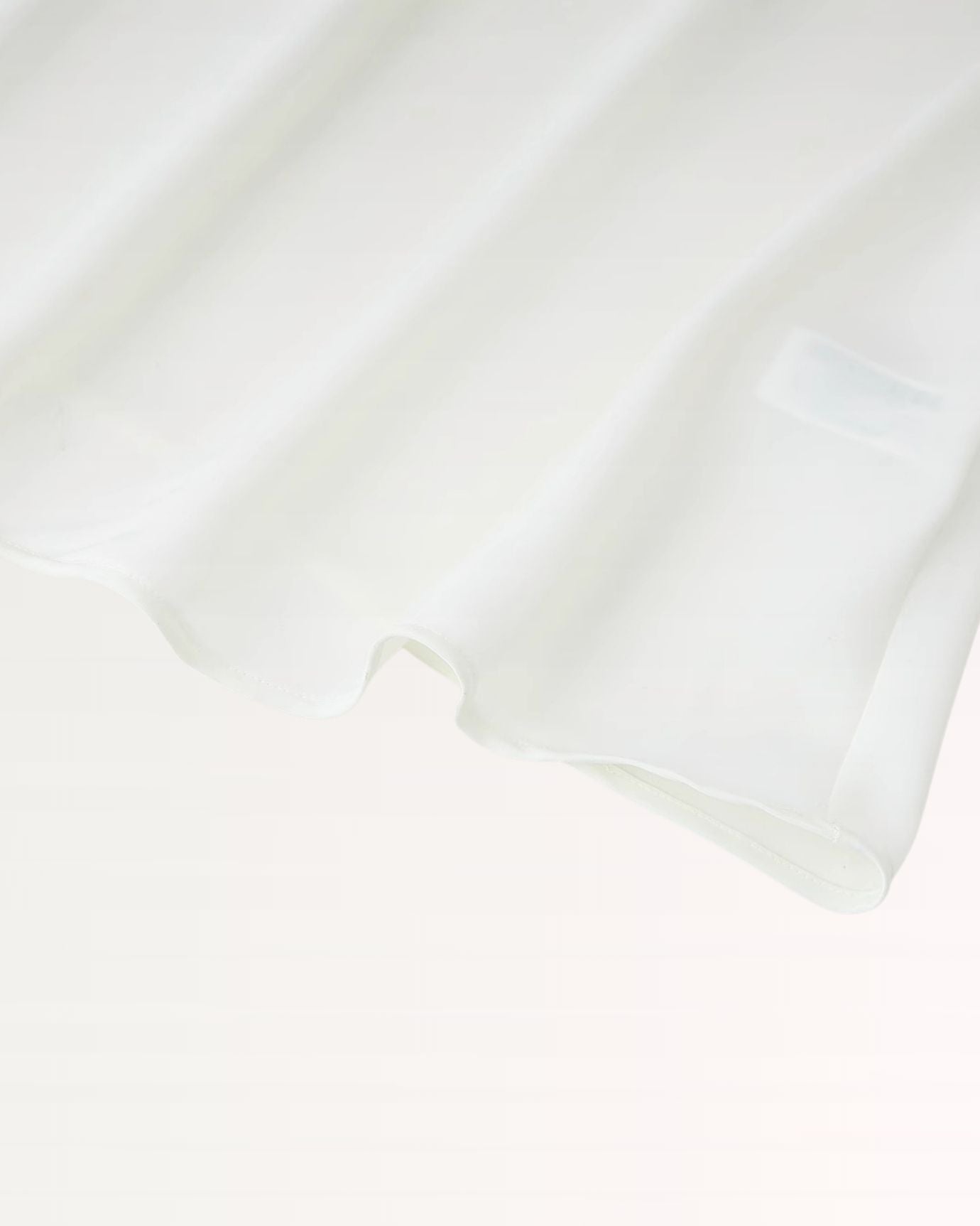 Side seams tailored to maintain a feminine and sleek shape
