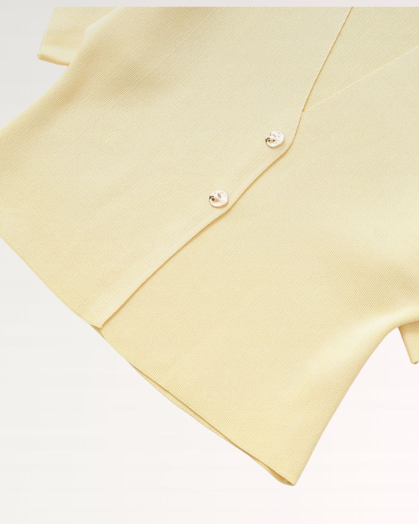 versatile basic knitted shirt suitable for layering or standalone wear