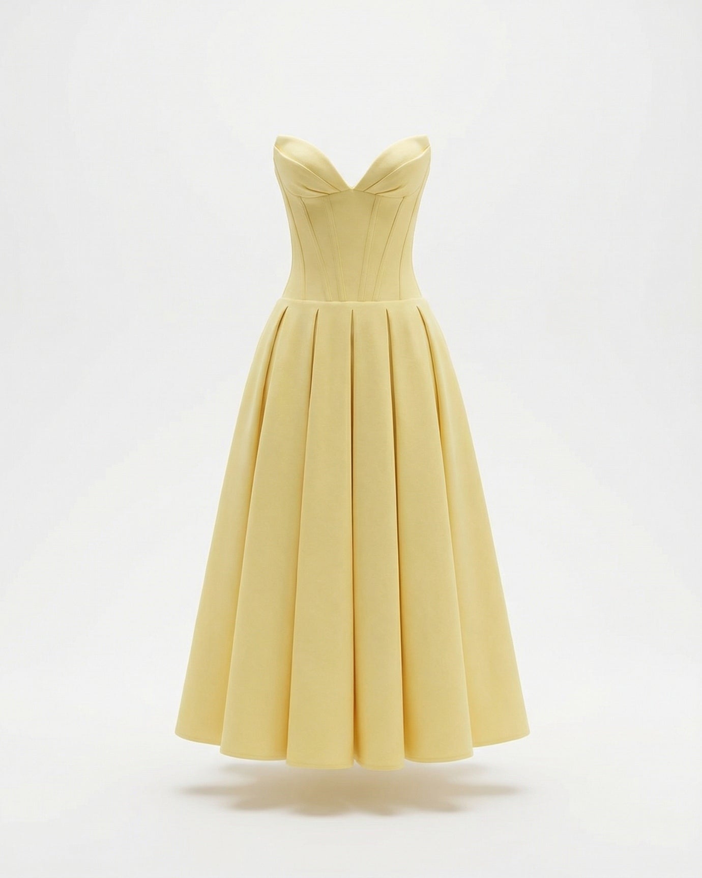 Trägerloses, hochtailliertes, mittellanges Kleid