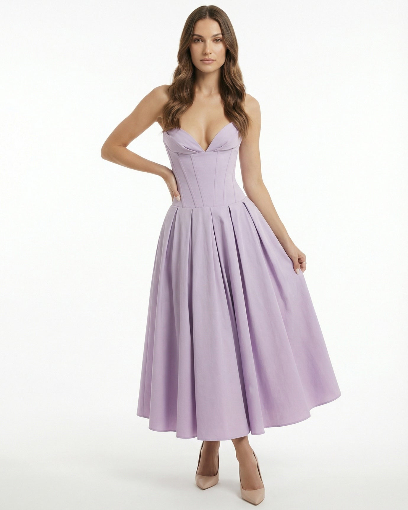 Trägerloses, hochtailliertes, mittellanges Kleid