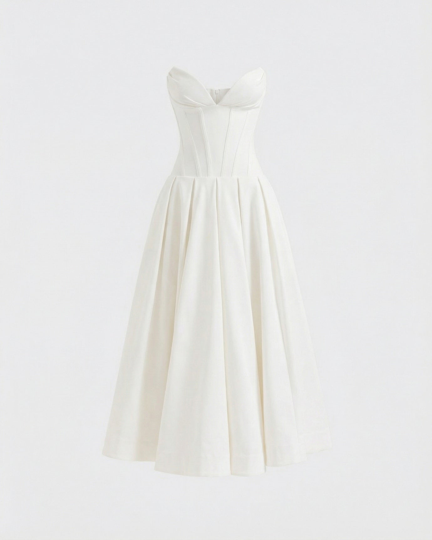 Trägerloses, hochtailliertes, mittellanges Kleid