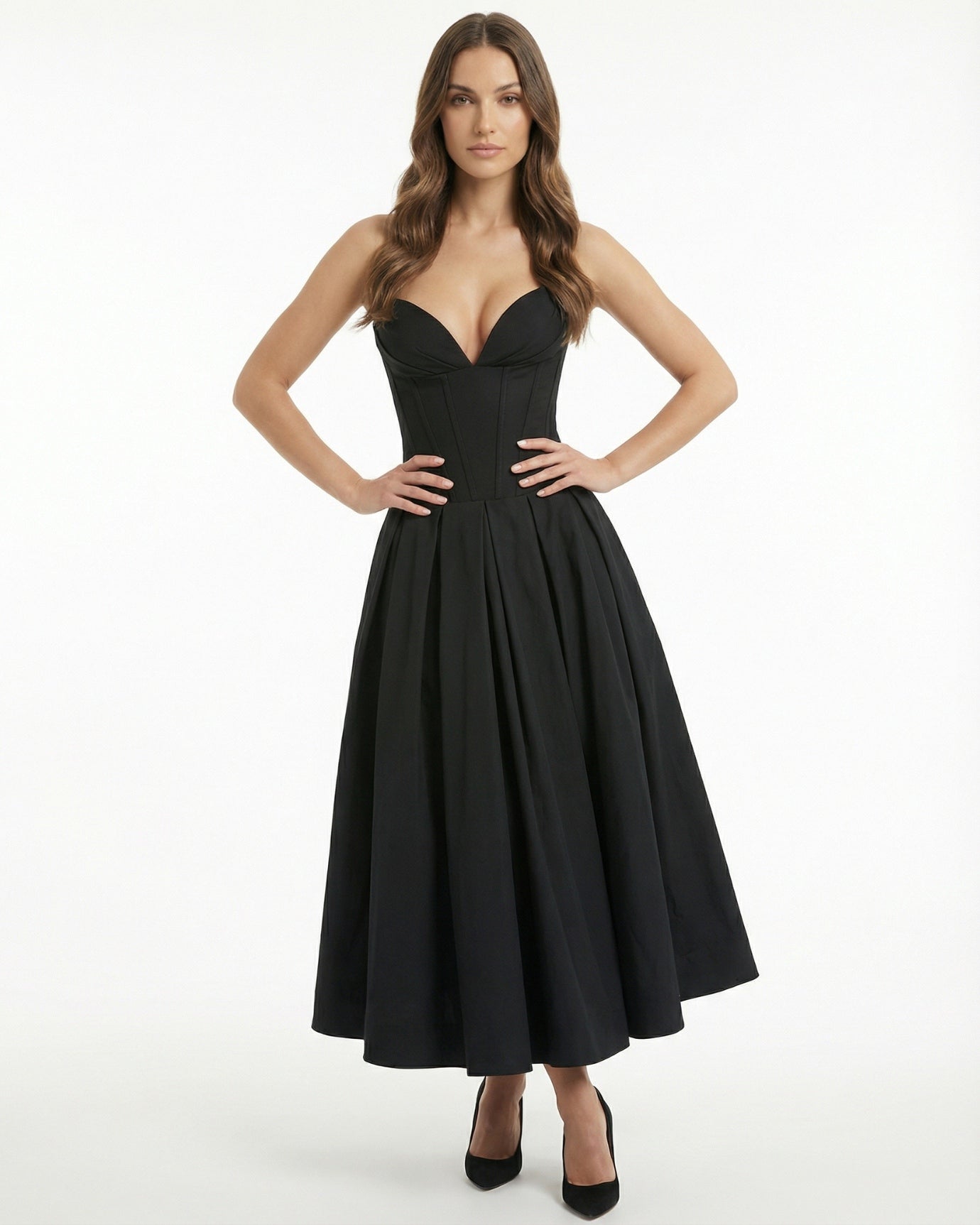 Trägerloses, hochtailliertes, mittellanges Kleid