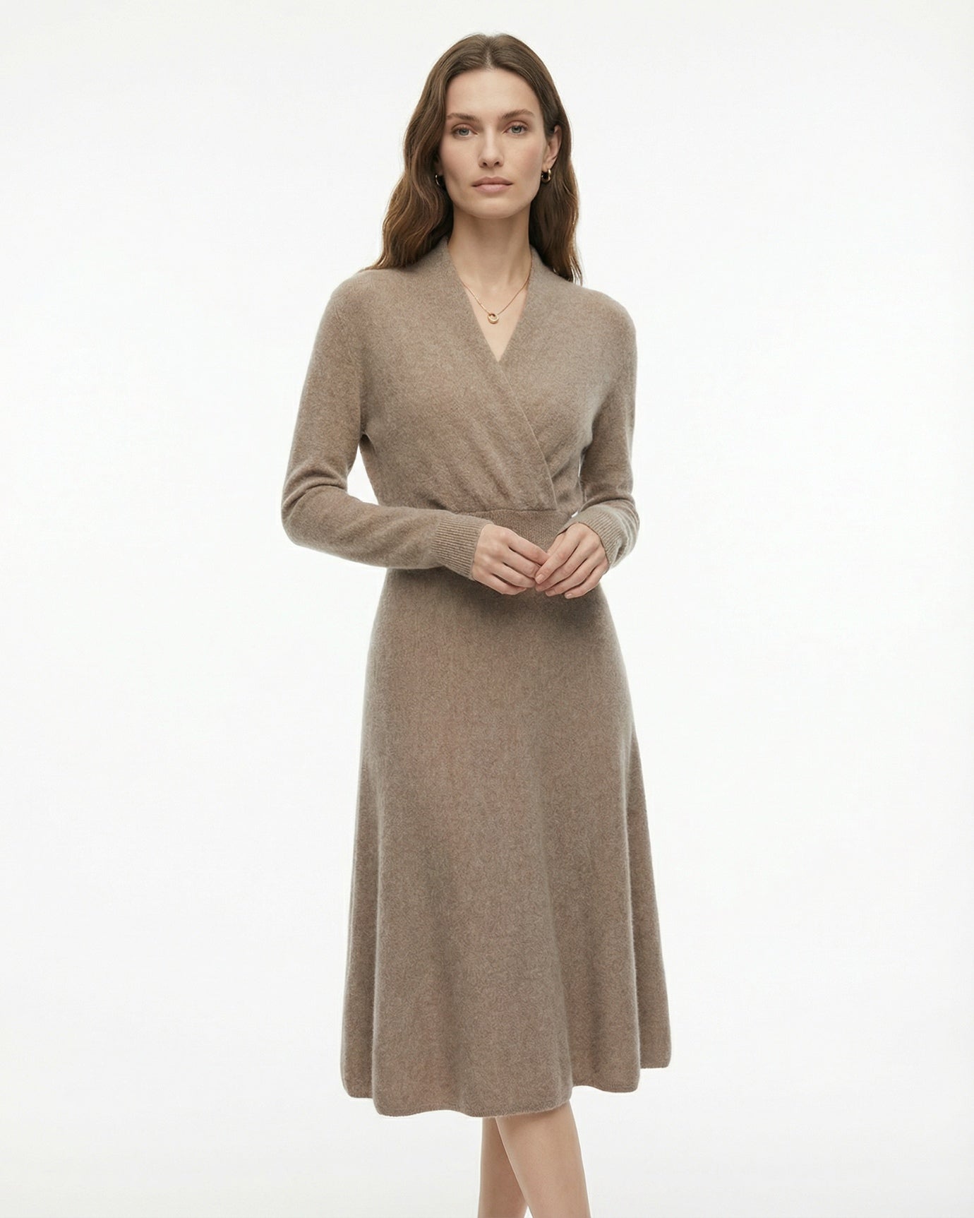 Vestido ajustado de cachemira con cuello alto y dobladillo francés de Selena