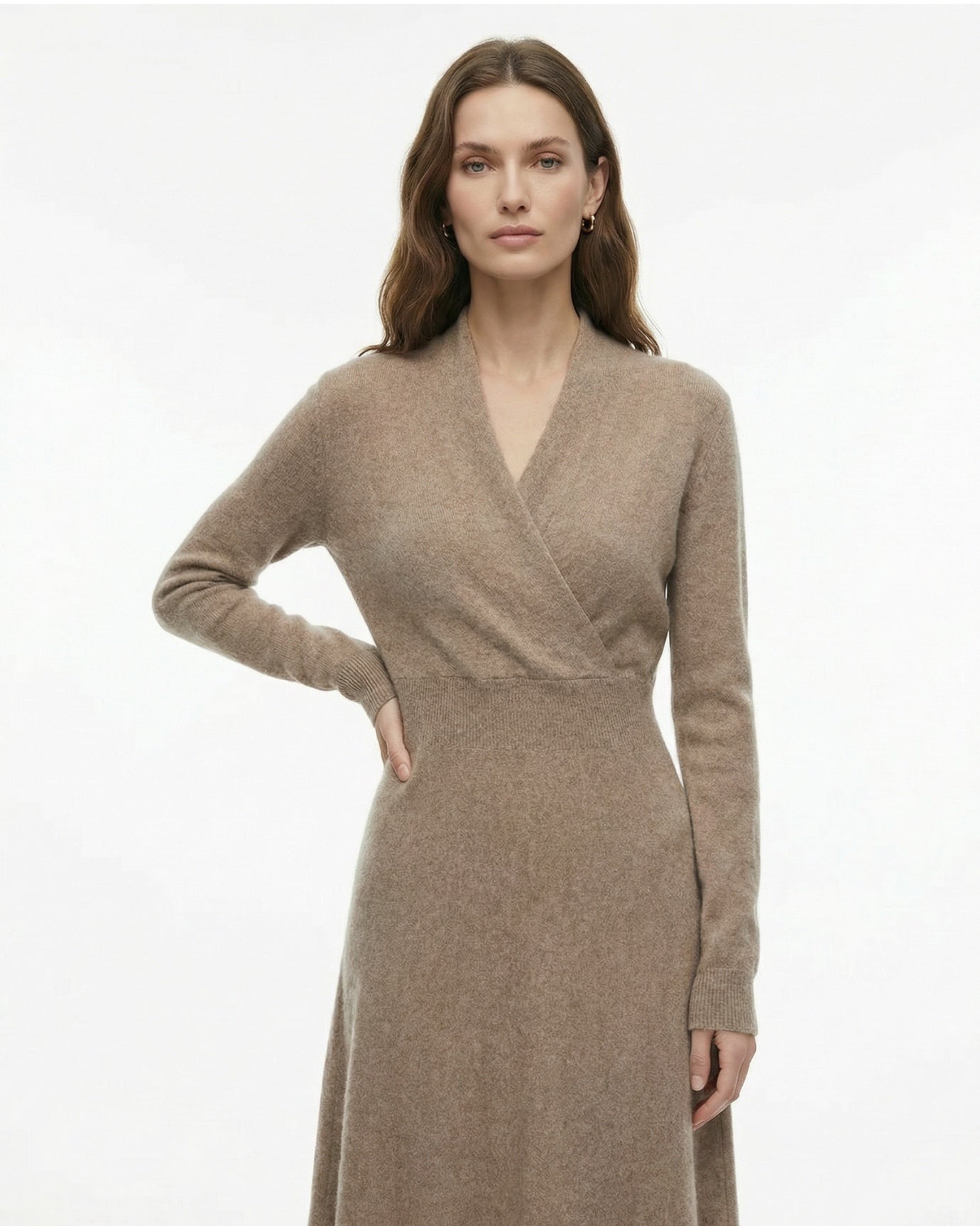 Vestido ajustado de cachemira con cuello alto y dobladillo francés de Selena