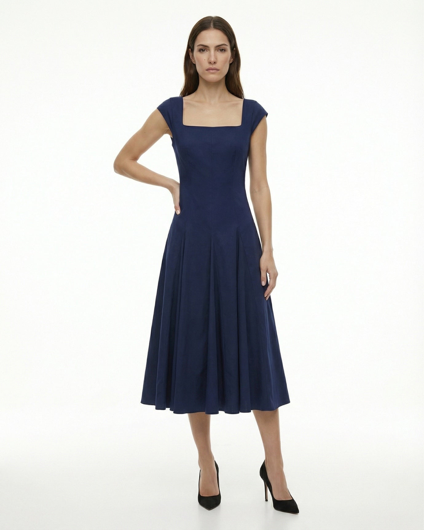 Olivia Klassisches, mittellanges Kleid mit eckigem Ausschnitt und Taillenband