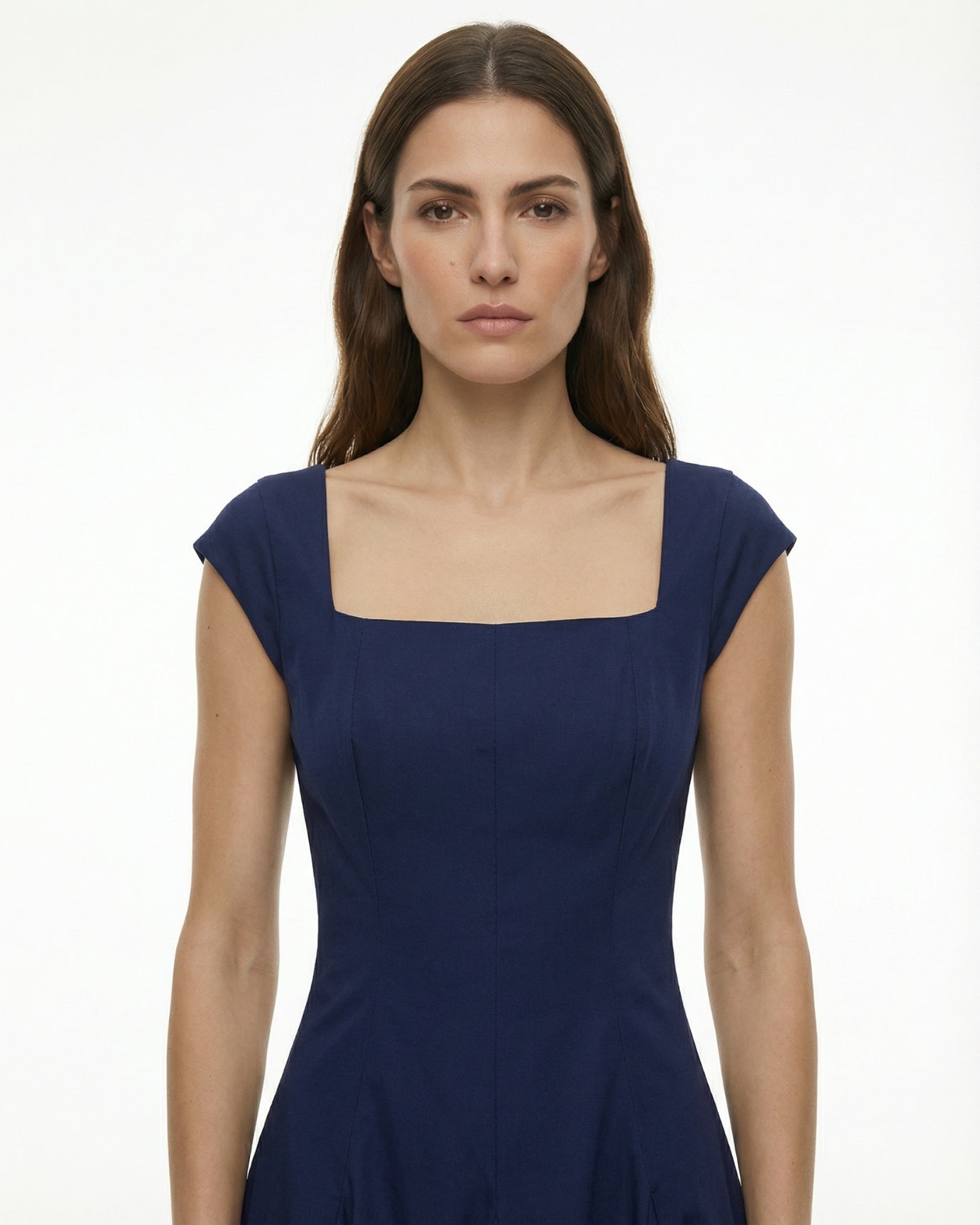 Olivia Klassisches, mittellanges Kleid mit eckigem Ausschnitt und Taillenband