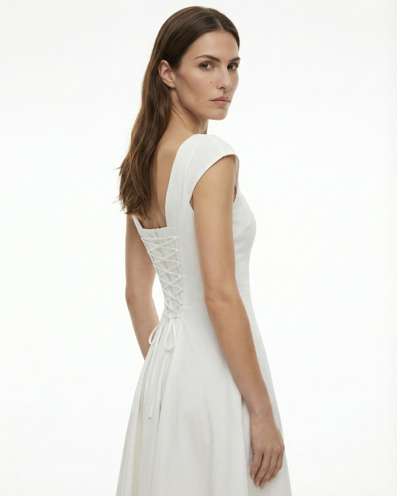 Olivia Klassisches, mittellanges Kleid mit eckigem Ausschnitt und Taillenband