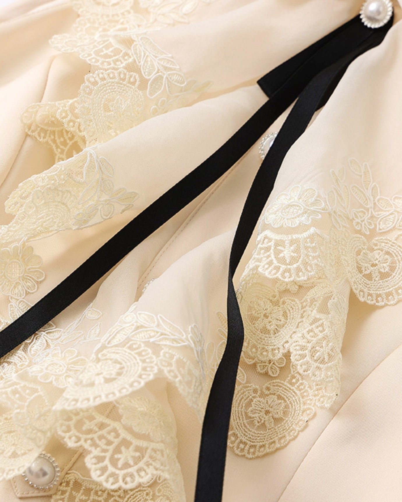 Niedliches Neckholder-Spitzenkleid