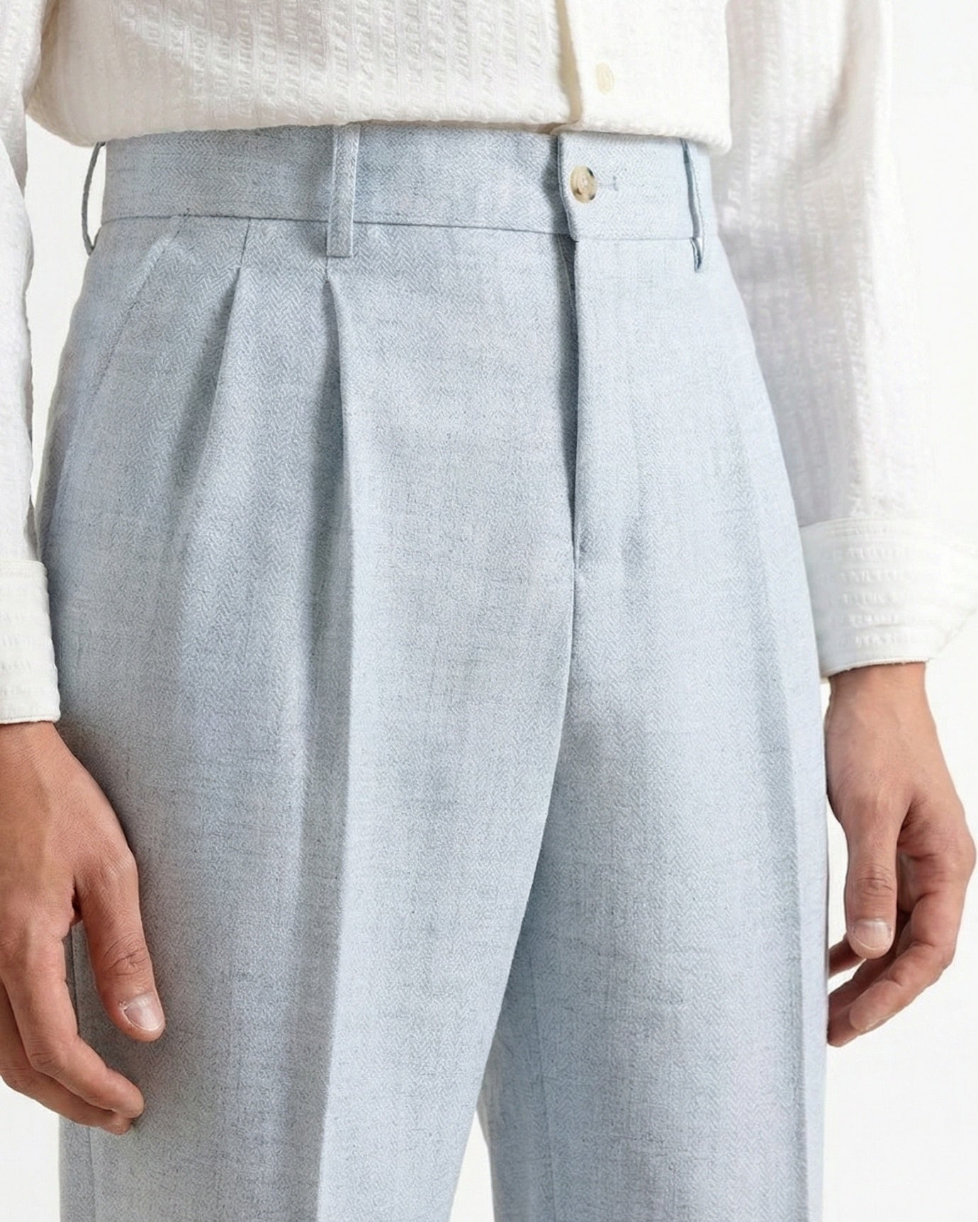 Pantalón azul claro de mezcla de lino con espiga y doble pliegue