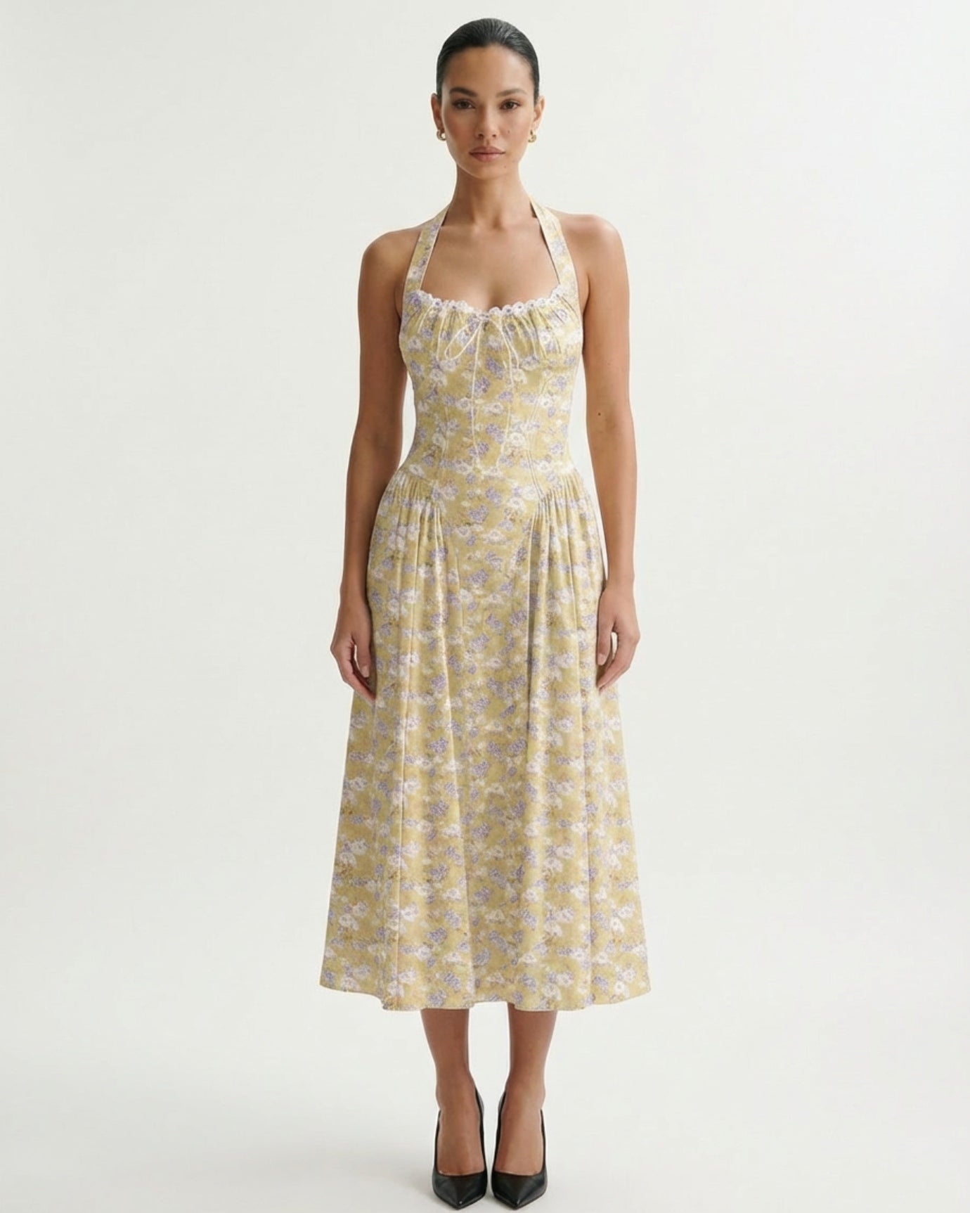 Vestido Santorini con cuello halter y flores moradas y blancas