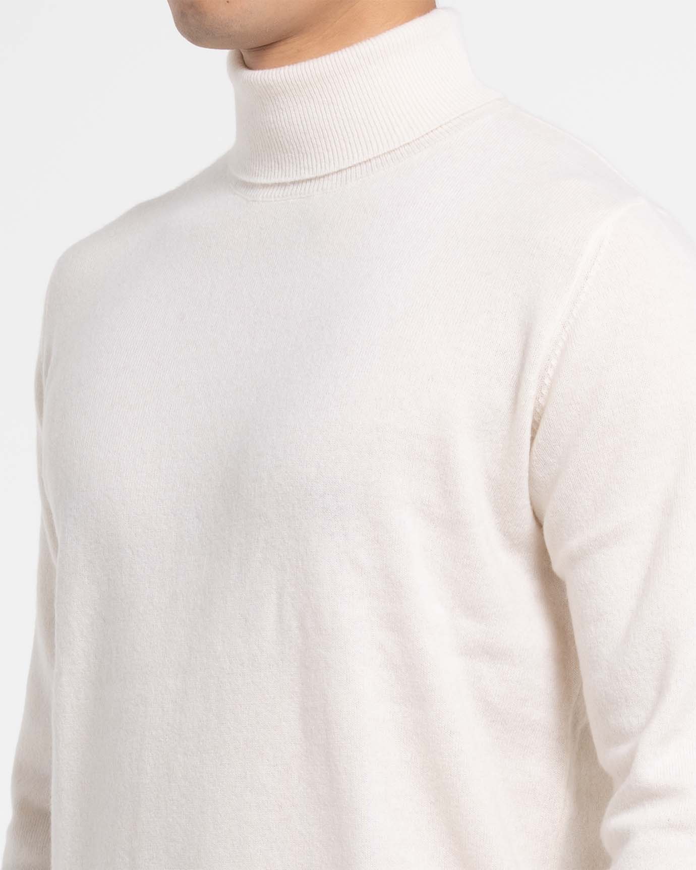 Soft white cashmere pullover with ribbed cuffs and hem