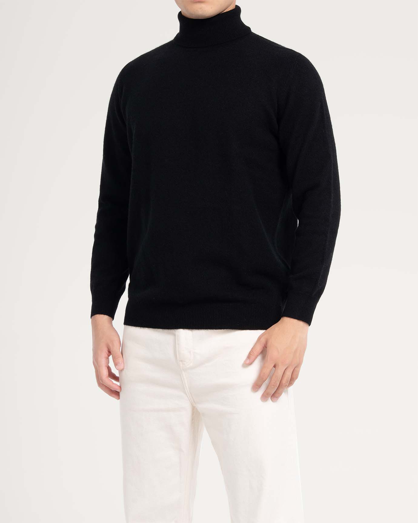 Sophisticated all-black look with cashmere turtleneck sweater
