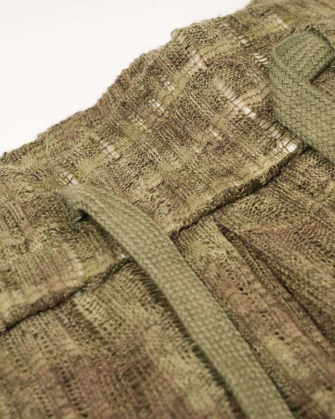 Relaxed fit shorts with functional pockets and sporty look