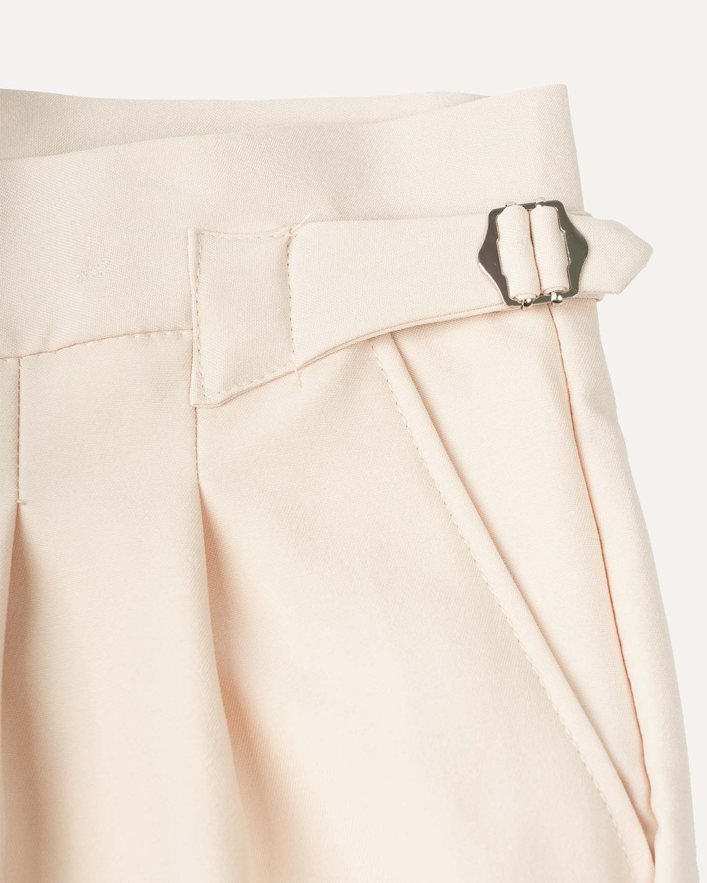 Fine cotton trousers in apricot color, featuring a soft and breathable fabric for all-day comfort