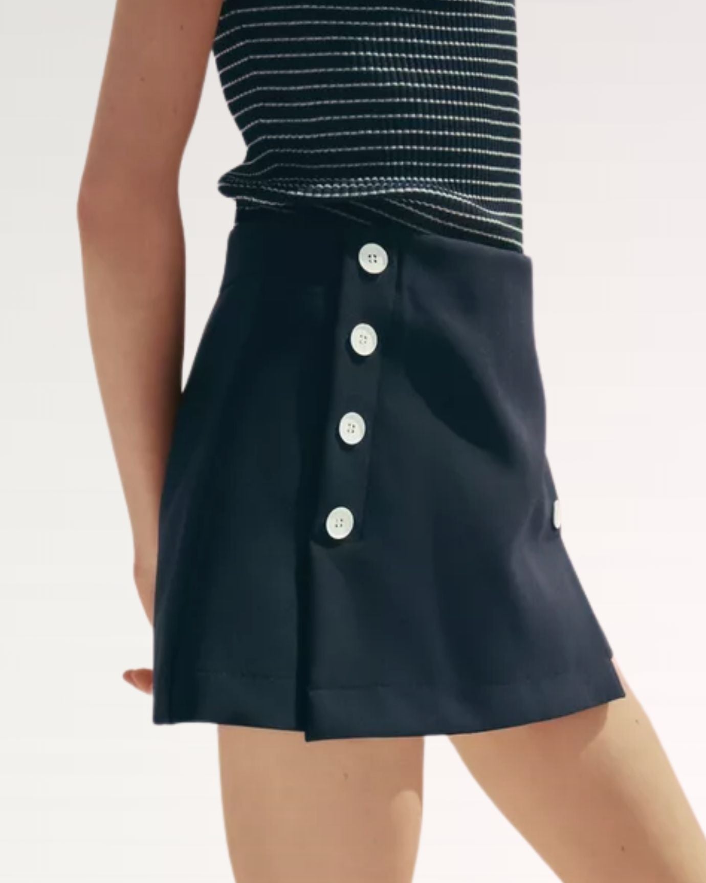 Discrete zipper at the back center allowing smooth and fitted wear