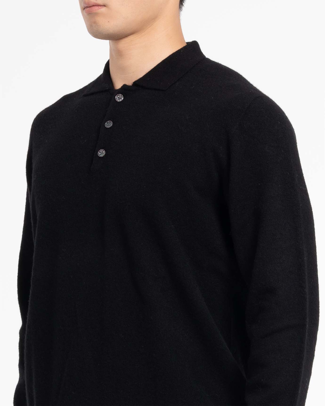Black long sleeve polo with buttoned collar, made of cashmere