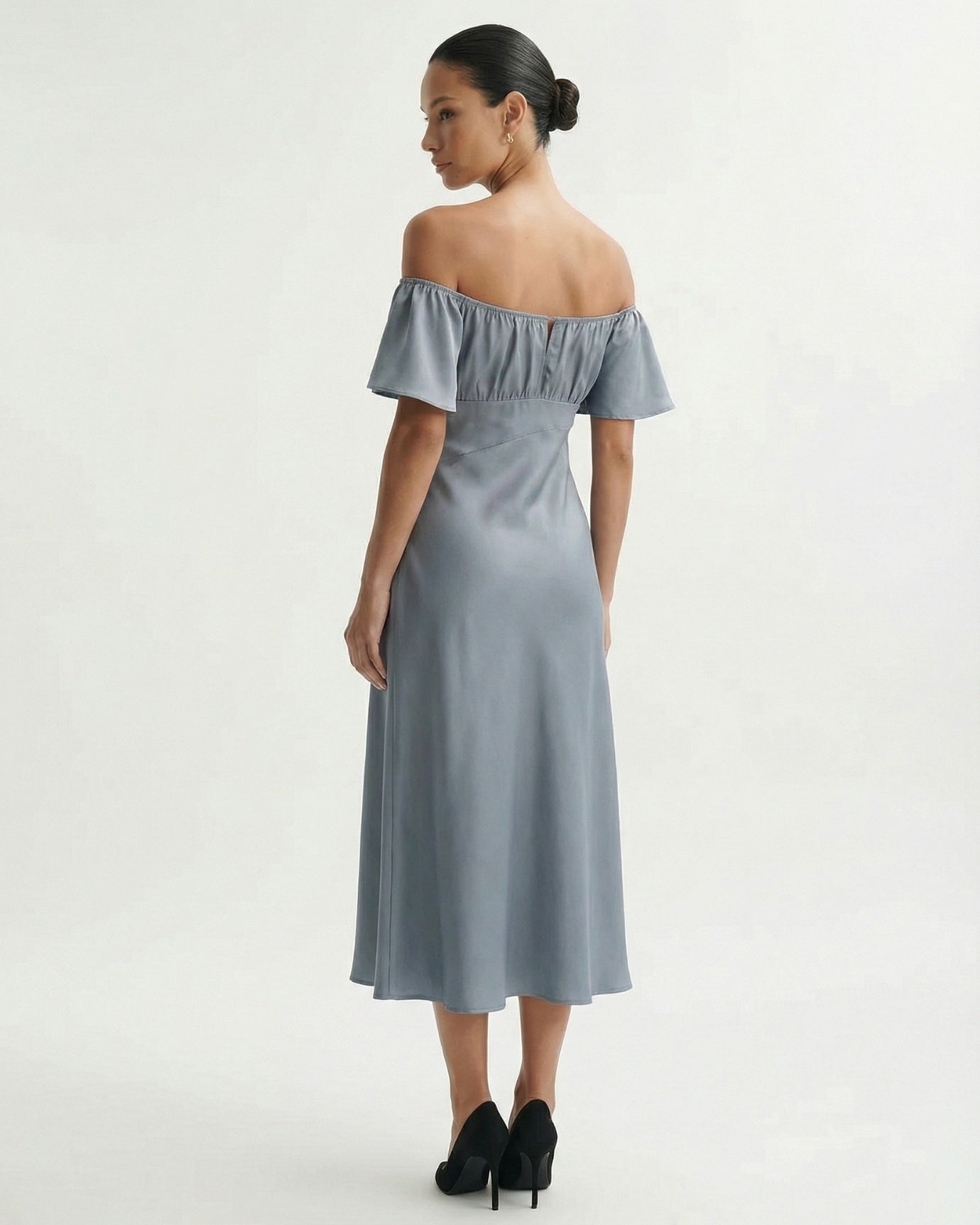 Vestido con escote en V en París