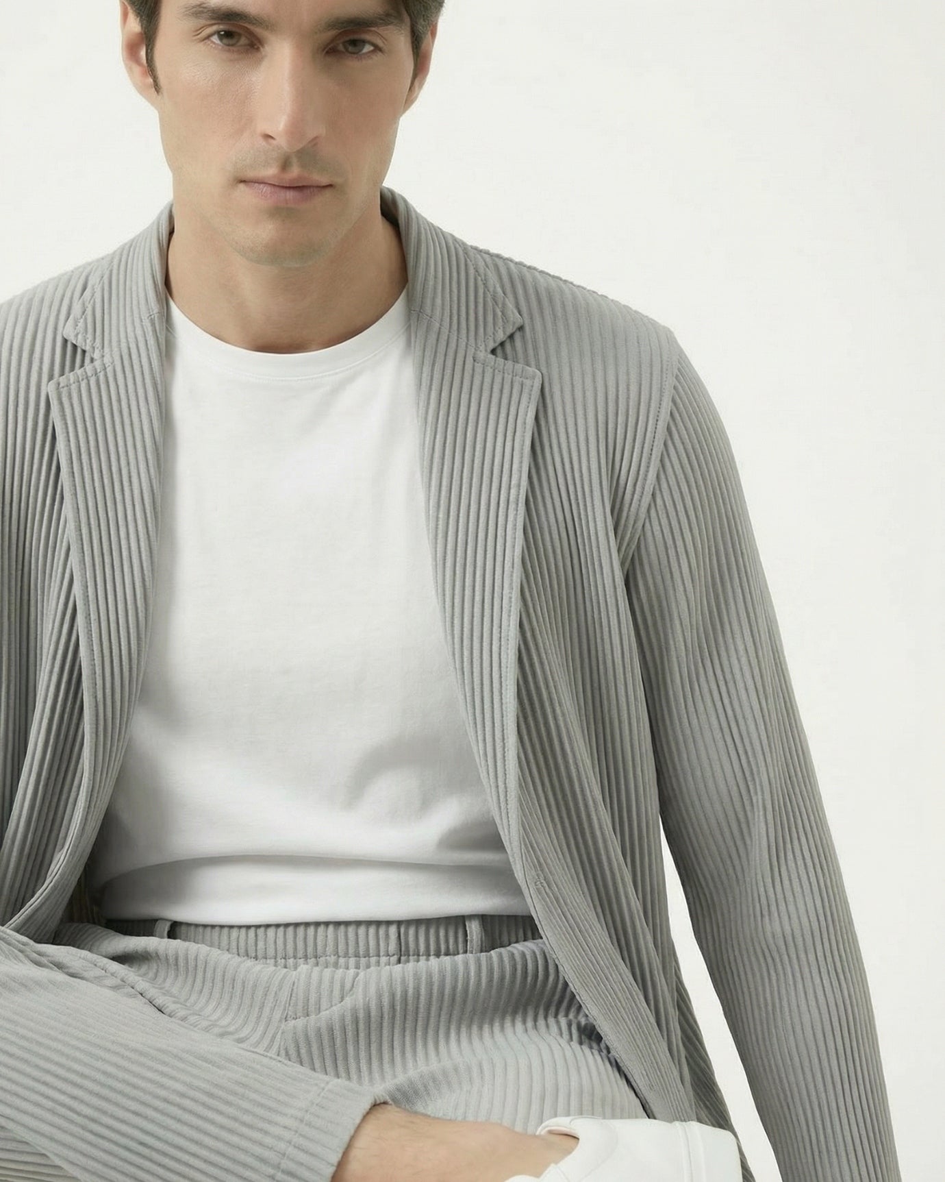 Sakura Kollektion: Set aus plissiertem Cardigan und Hose