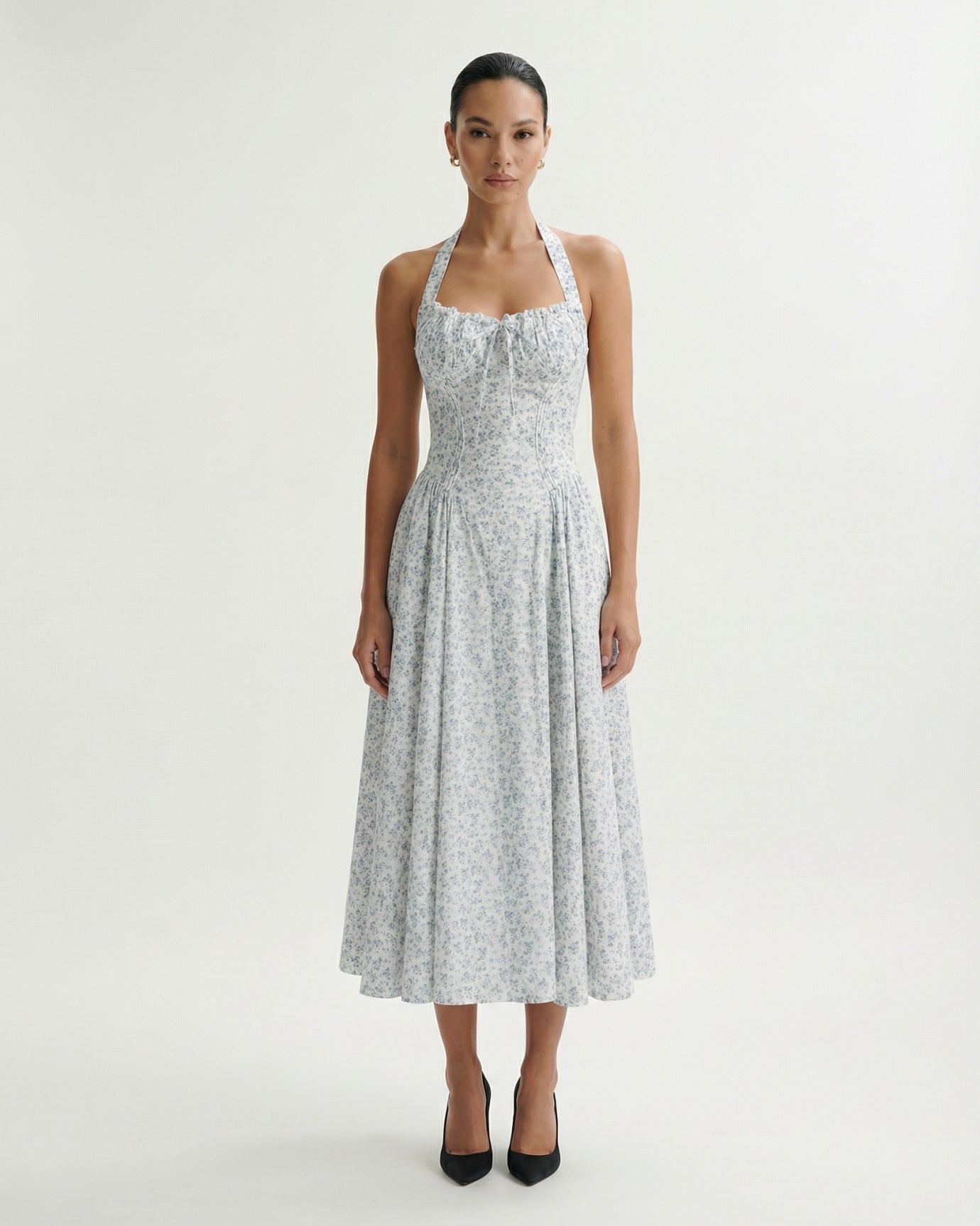 Vestido Santorini con flores azules pequeñas y cuello halter