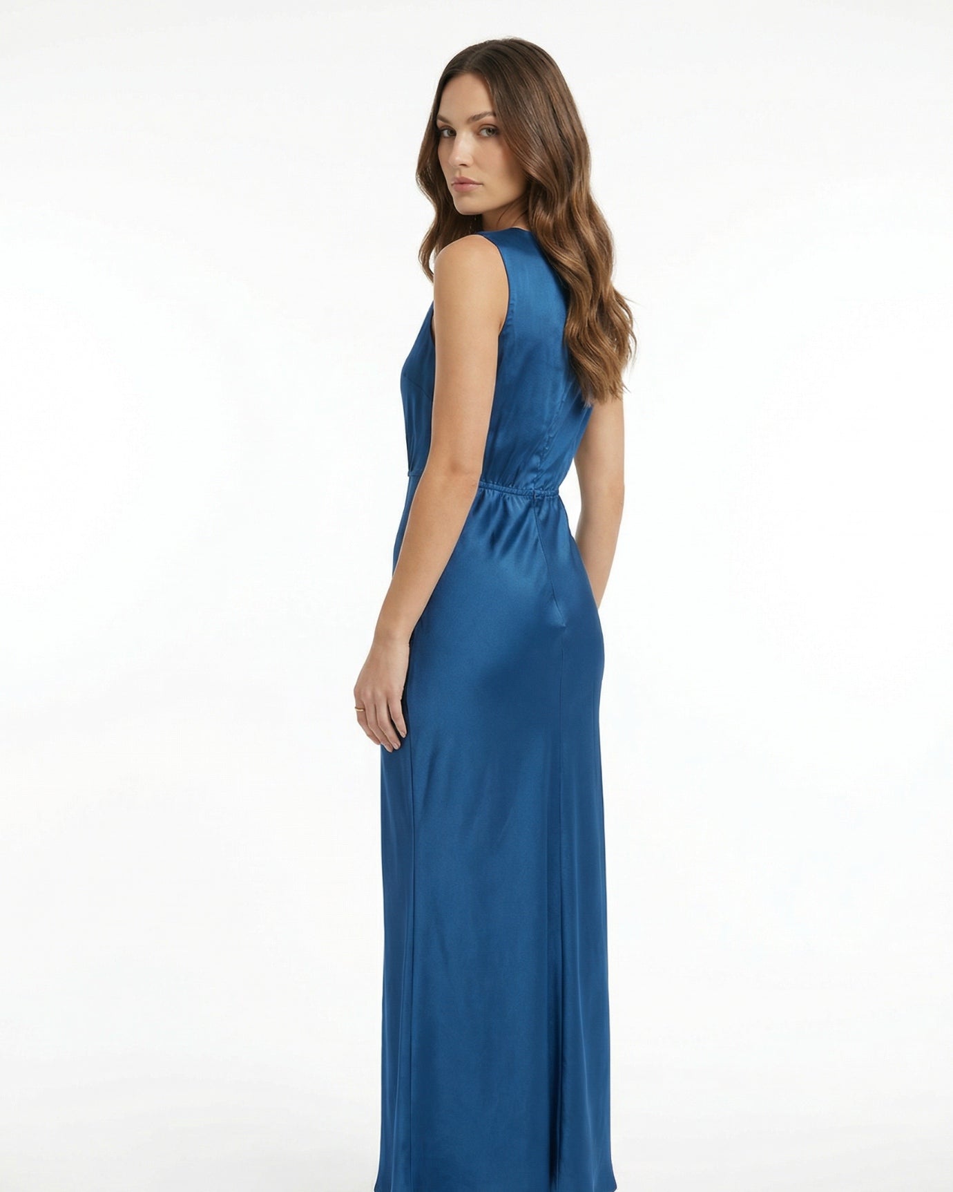 Vestido de noche sin espalda y con escote en V profundo