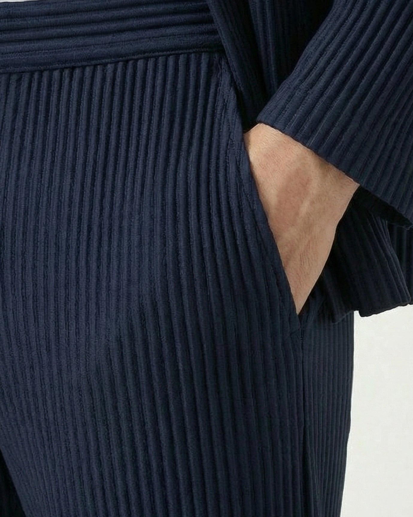 Sakura Kollektion: Set aus plissiertem Cardigan und Hose