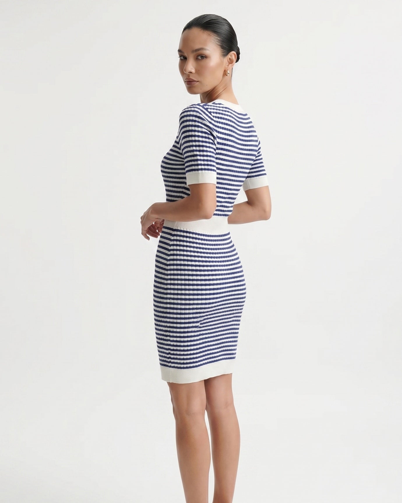 Blau gestreiftes Kontrastkleid