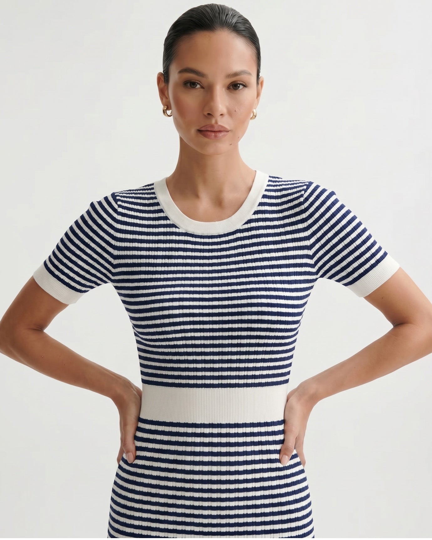 Blau gestreiftes Kontrastkleid