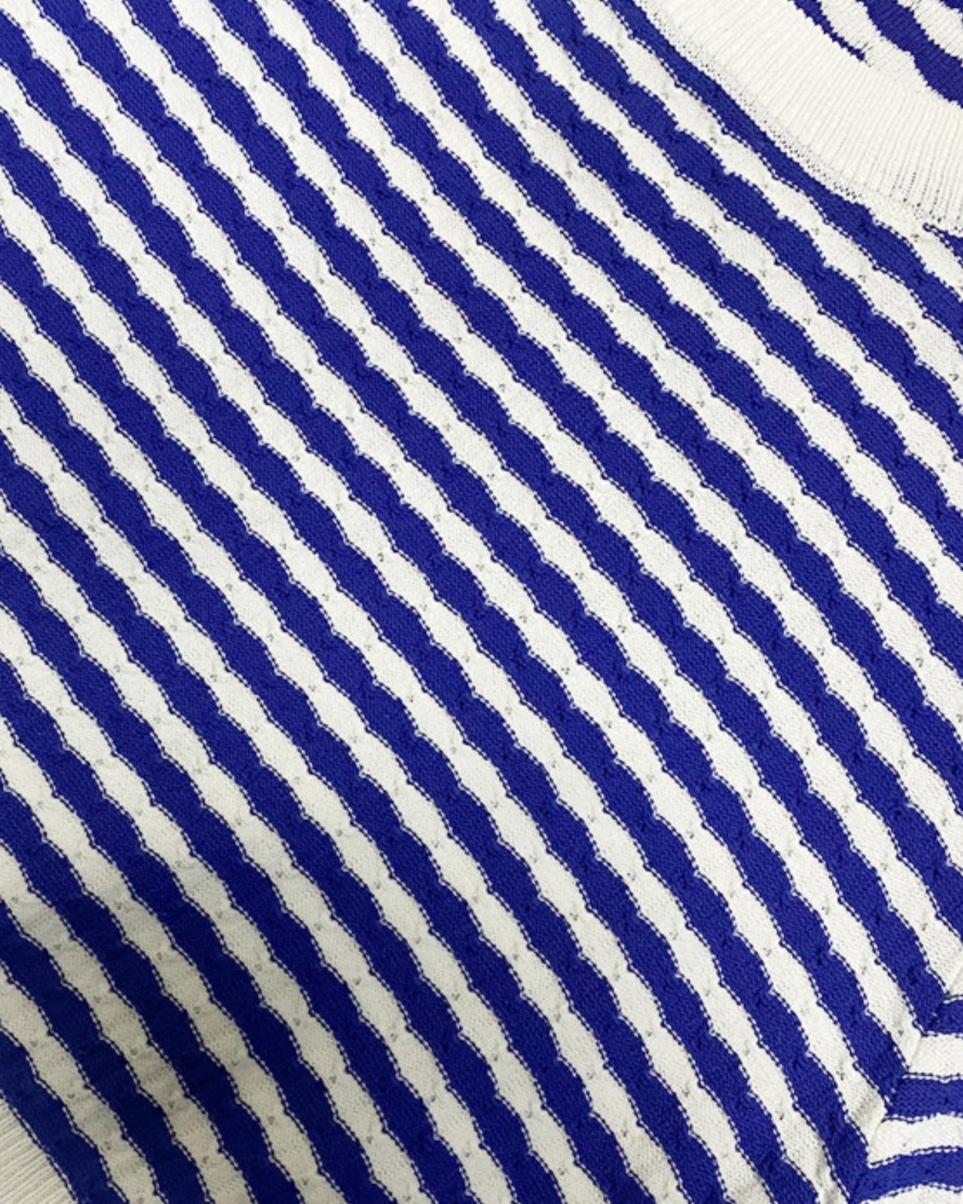 Blau gestreiftes Kontrastkleid