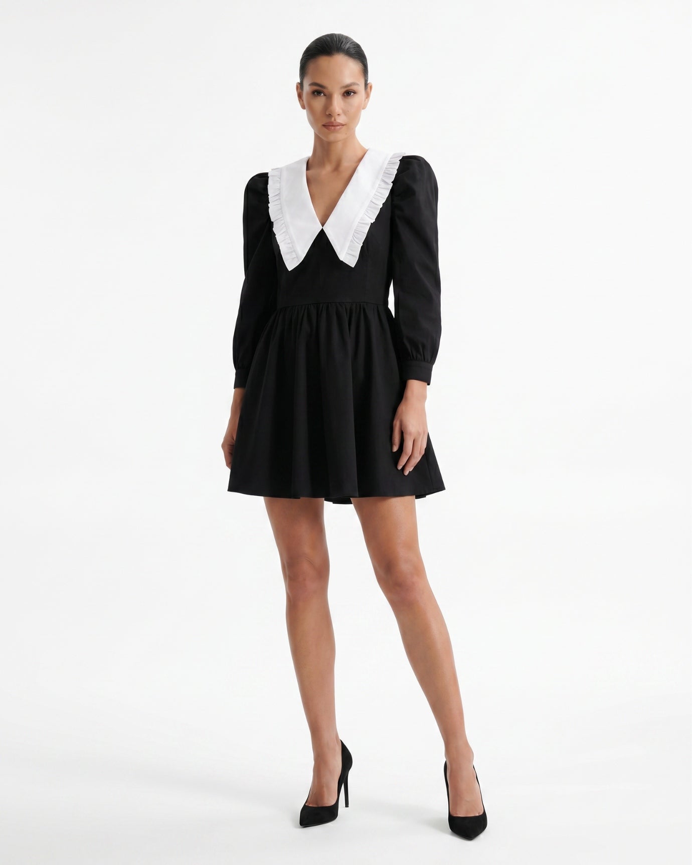 Mini-Plisseekleid mit Kontrastkragen