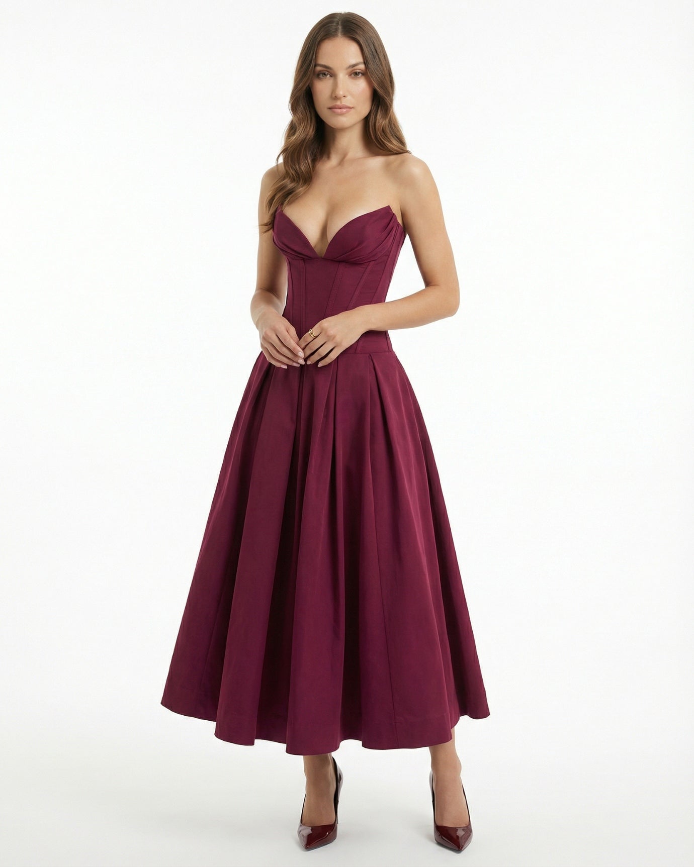 Trägerloses, hochtailliertes, mittellanges Kleid