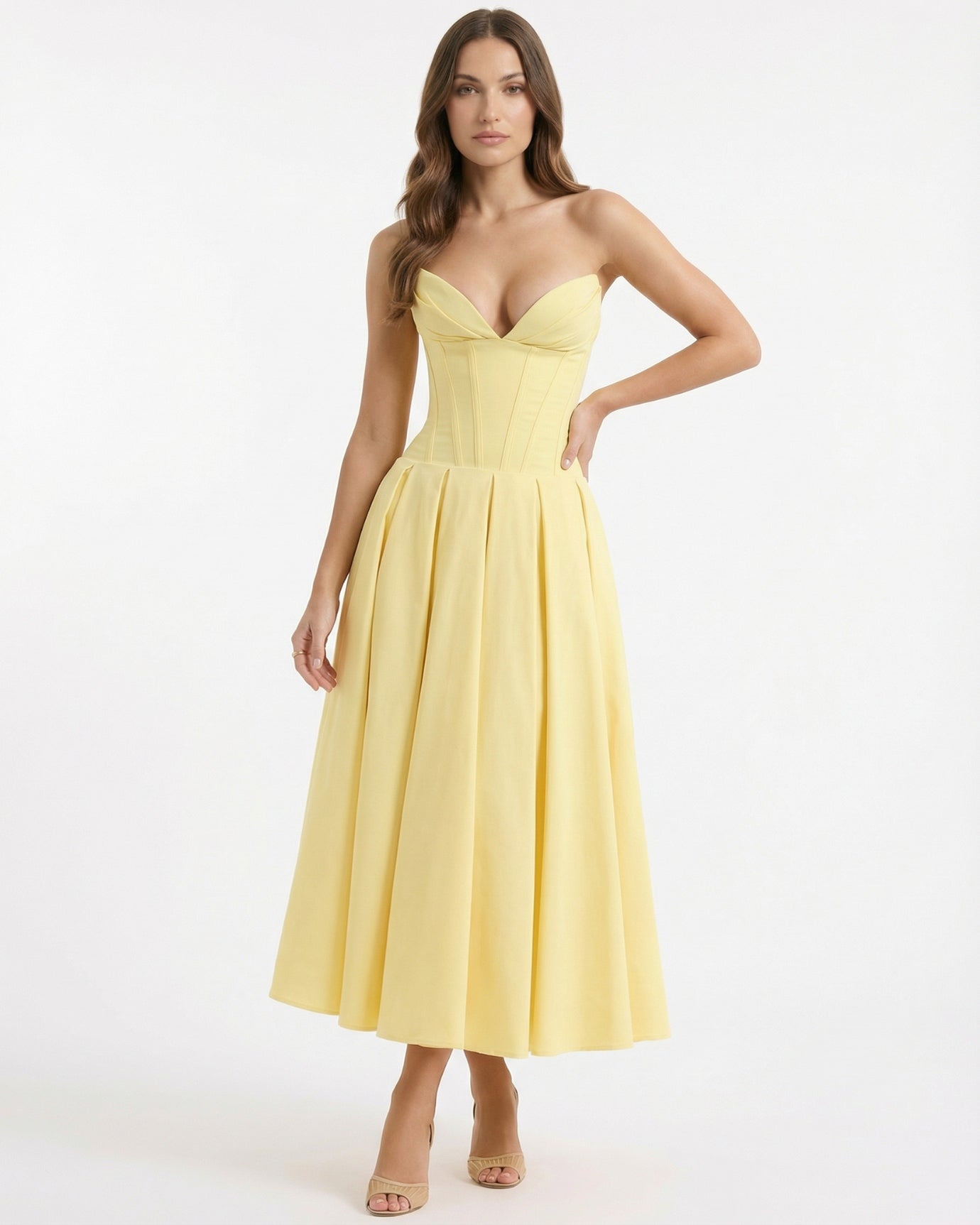 Trägerloses, hochtailliertes, mittellanges Kleid