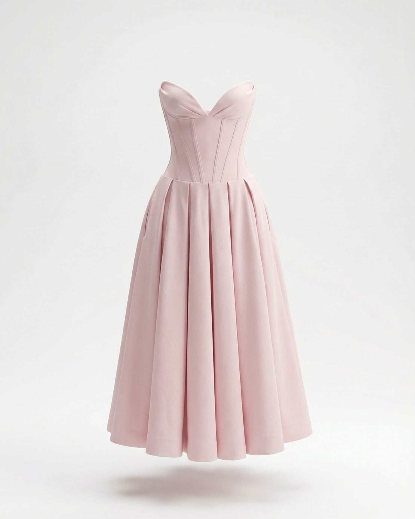 Trägerloses, hochtailliertes, mittellanges Kleid