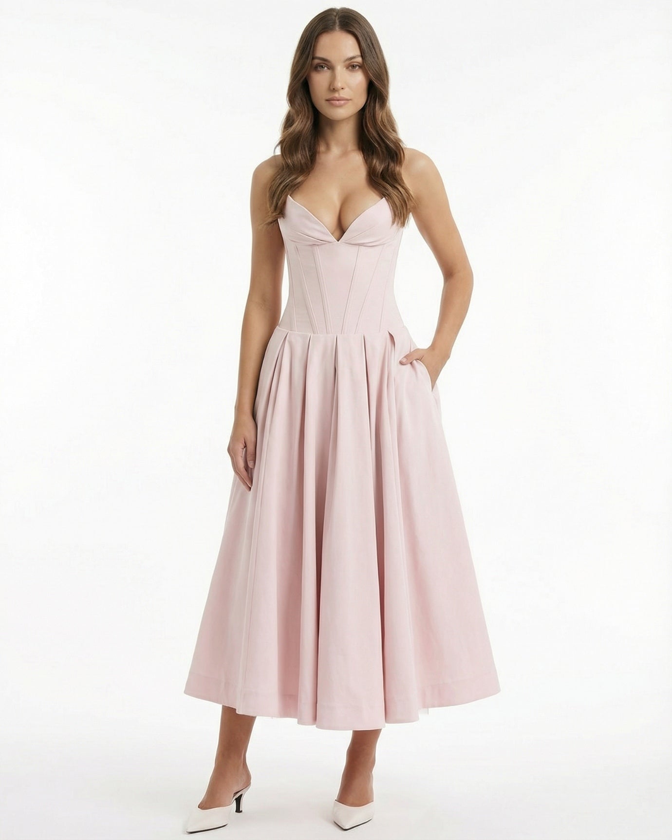 Trägerloses, hochtailliertes, mittellanges Kleid