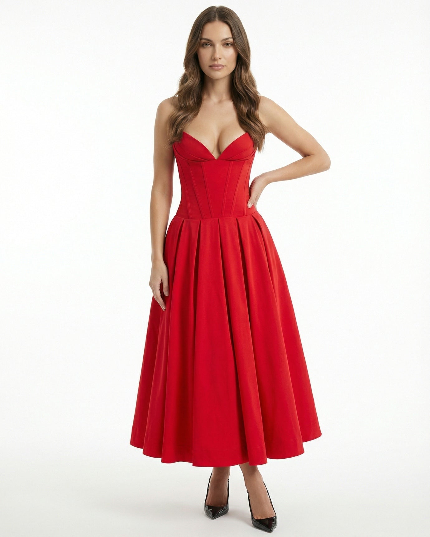 Trägerloses, hochtailliertes, mittellanges Kleid