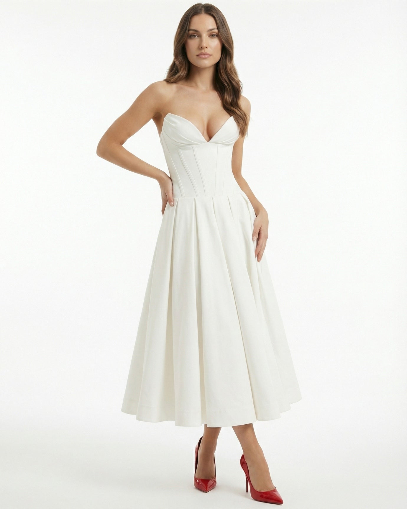 Trägerloses, hochtailliertes, mittellanges Kleid