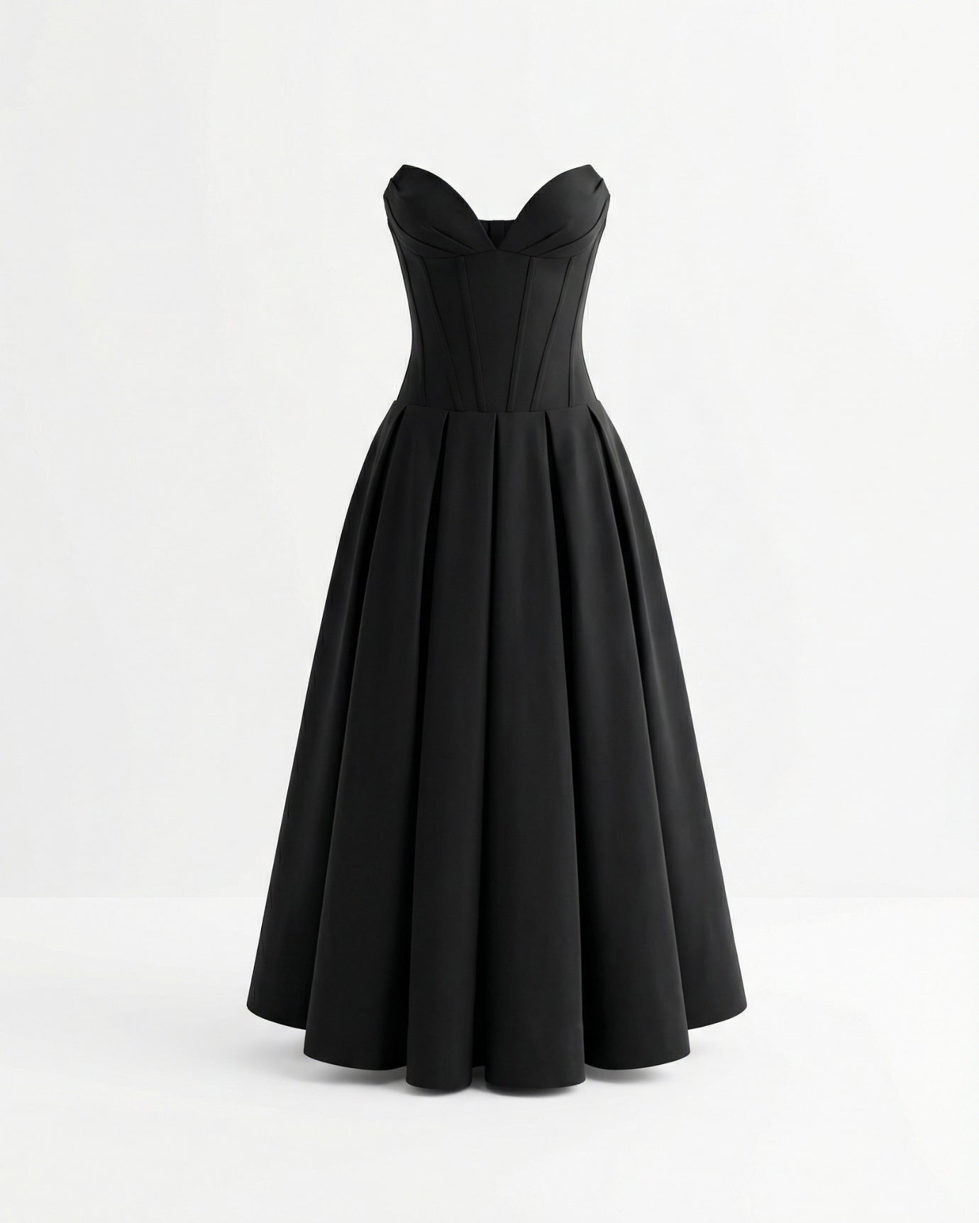 Trägerloses, hochtailliertes, mittellanges Kleid