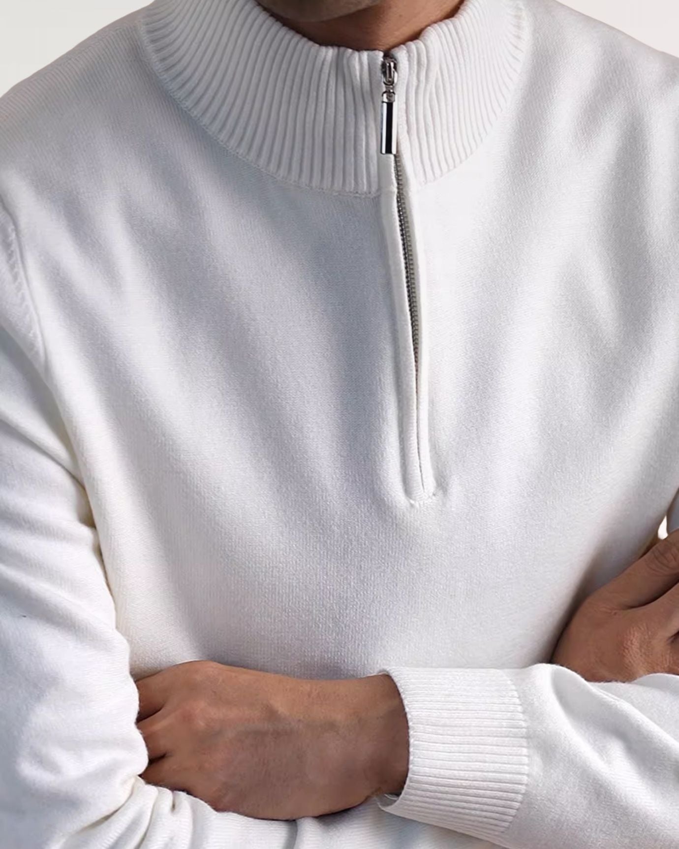 Professional men’s sweater with zipper closure, suitable for meetings, travel, or everyday smart dressing