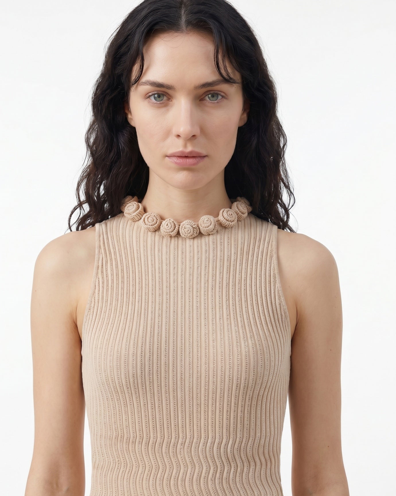 Strickkleid mit dreidimensionaler Blumenstickerei