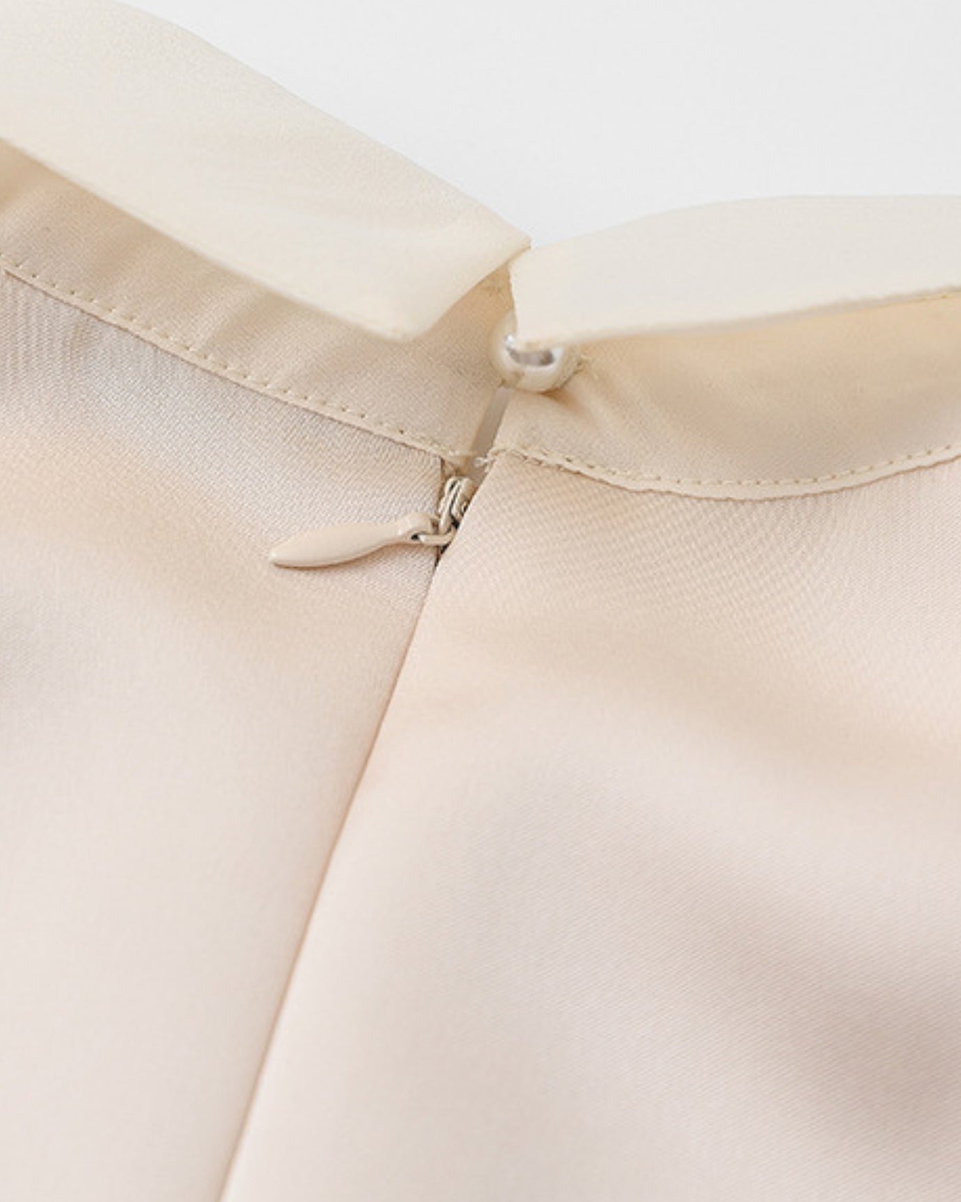 Niedliches Neckholder-Spitzenkleid